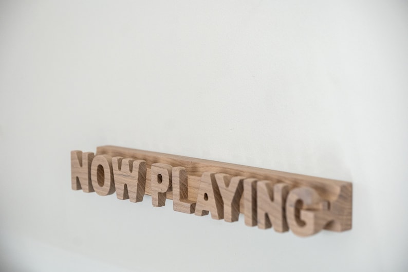 Plates vāka displejs "NOW PLAYING"