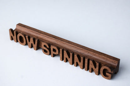Plates vāka displejs "NOW SPINNING"