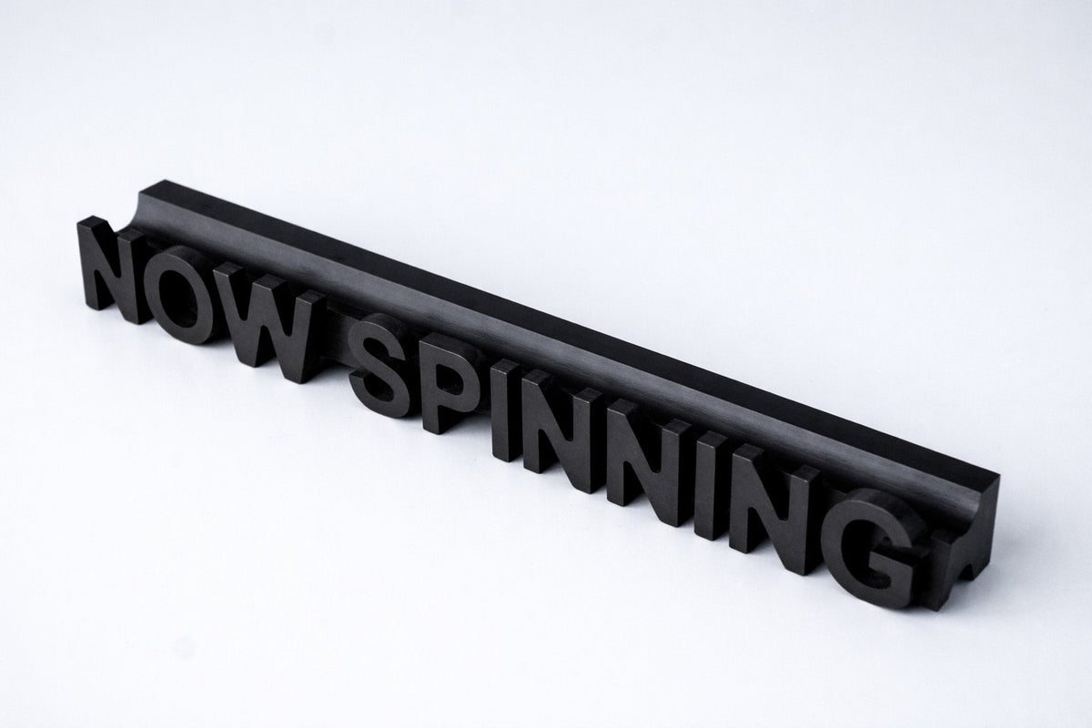 Plates vāka displejs "NOW SPINNING"