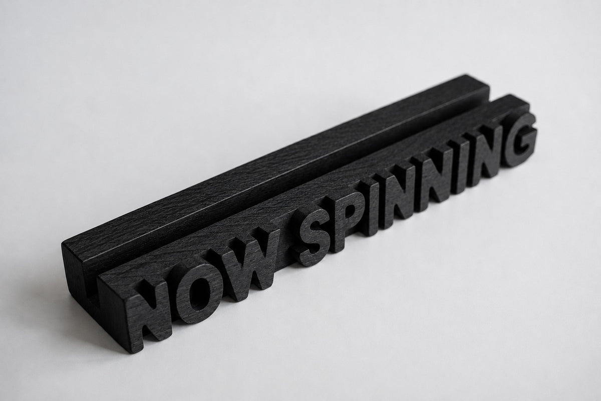 Plates vāka displejs "NOW SPINNING"