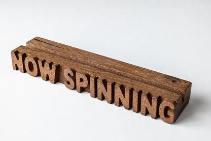 Plates vāka displejs "NOW SPINNING"