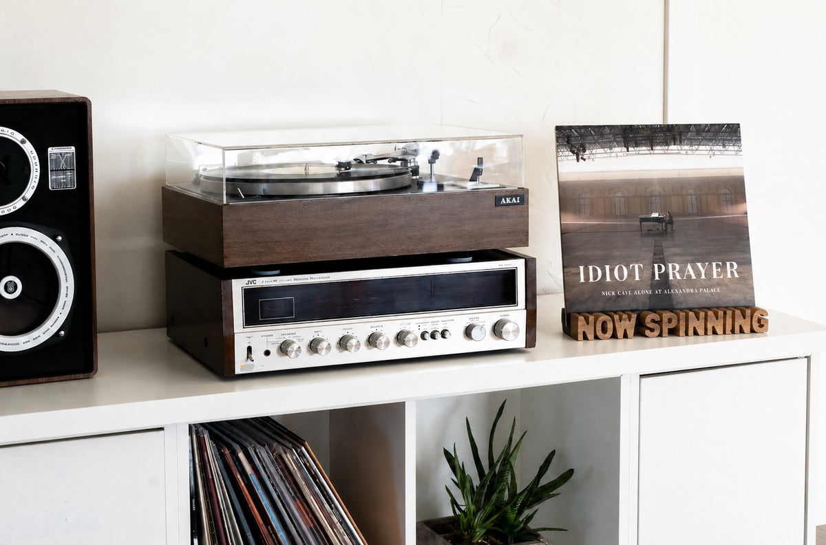 Plates vāka displejs "NOW SPINNING"