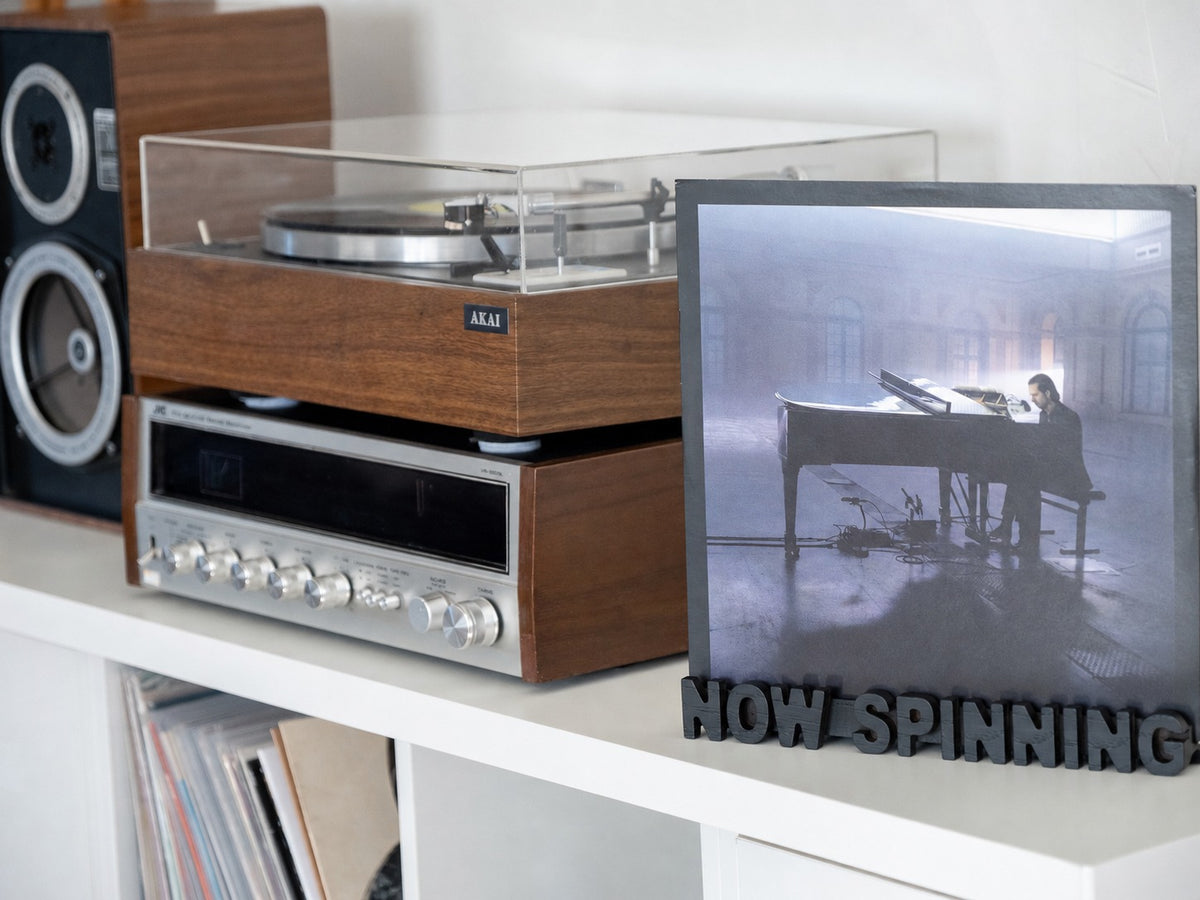 Plates vāka displejs "NOW SPINNING"