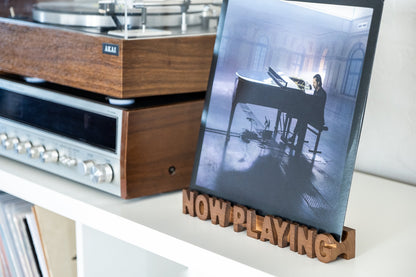 Plates vāka  displejs "NOW PLAYING"