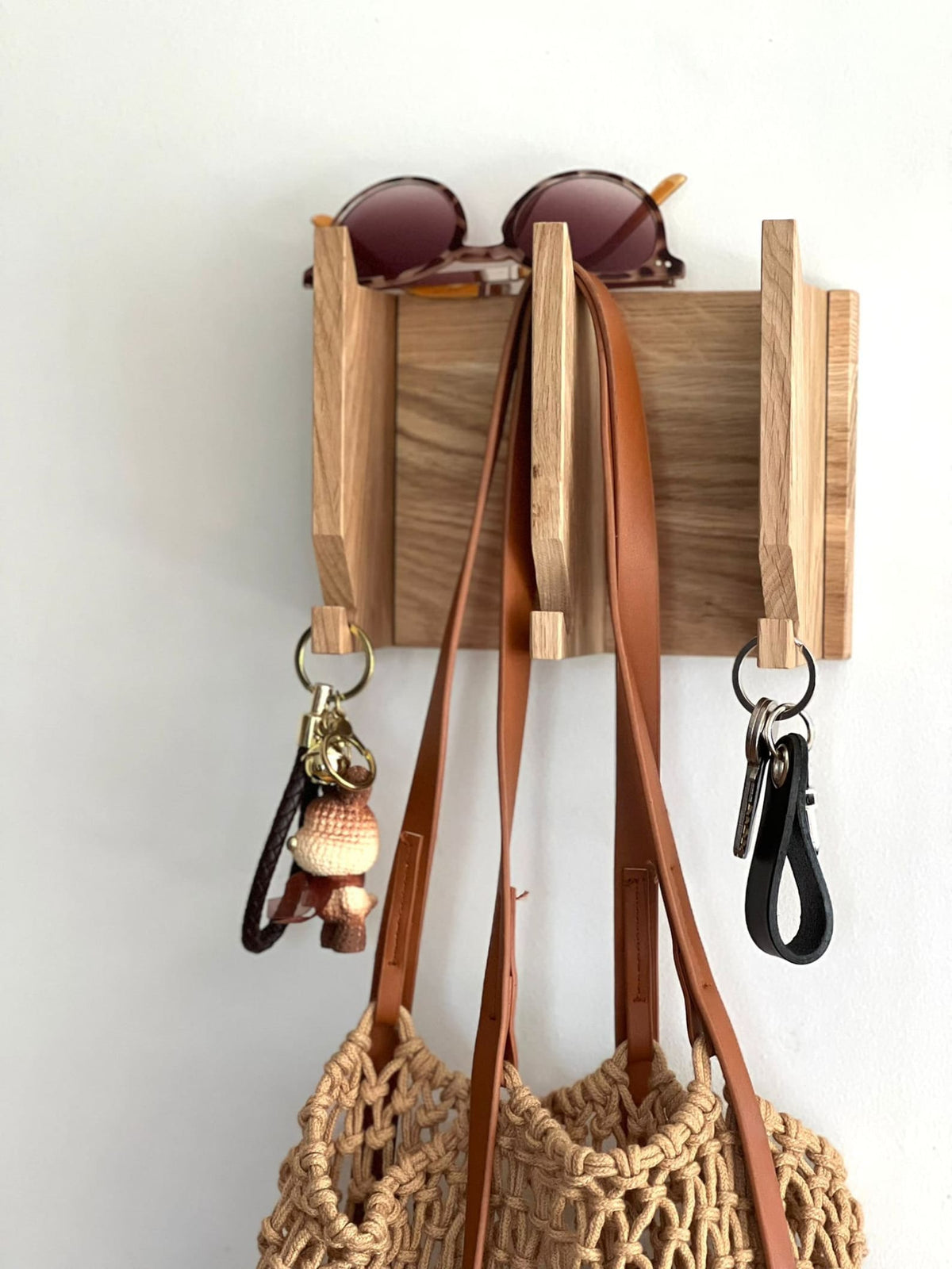 Entrance hall item rack