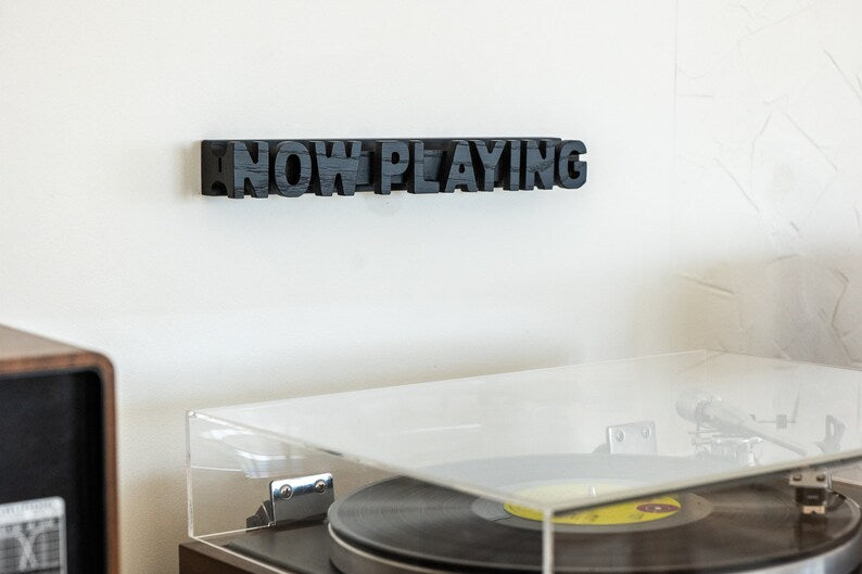 Plates vāka  displejs "NOW PLAYING"