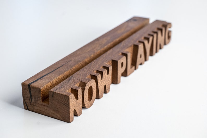 Plates vāka  displejs "NOW PLAYING"