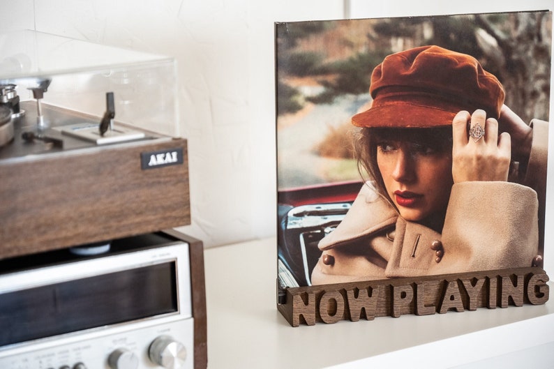 Plates vāka  displejs "NOW PLAYING"