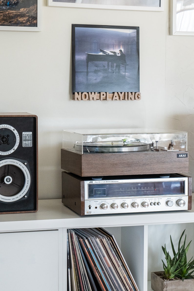 Plates vāka  displejs "NOW PLAYING"