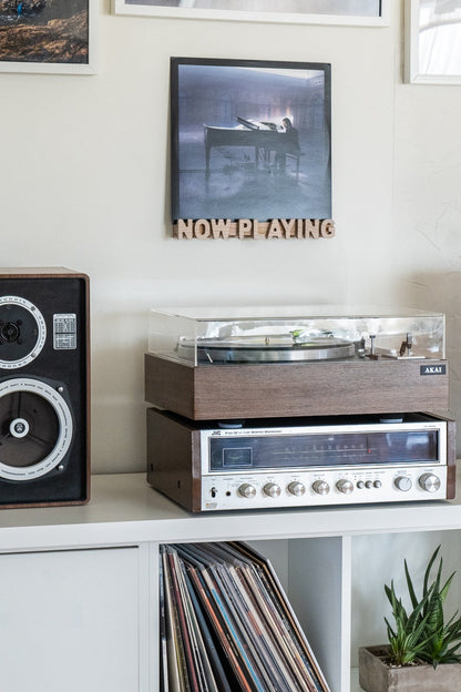 Plates vāka  displejs "NOW PLAYING"