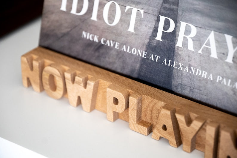 Plates vāka  displejs "NOW PLAYING"