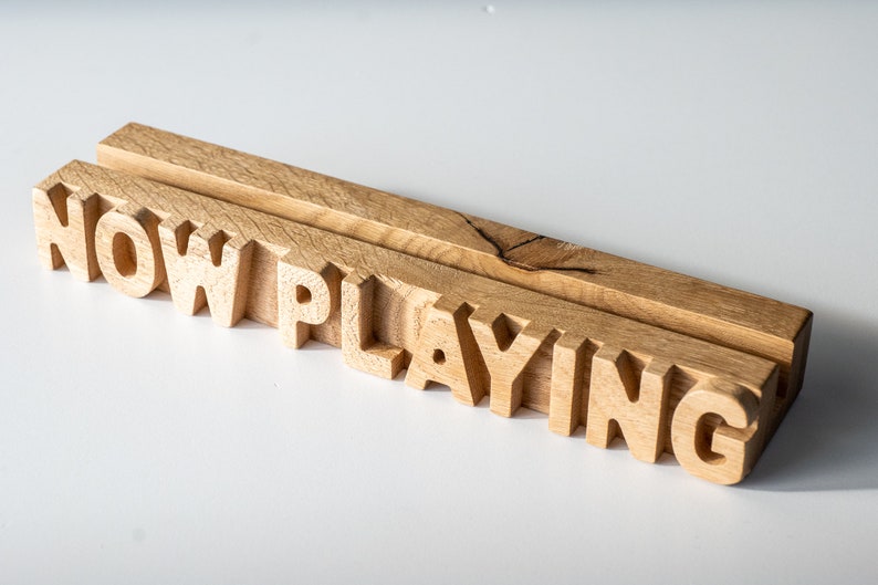 Plates vāka  displejs "NOW PLAYING"