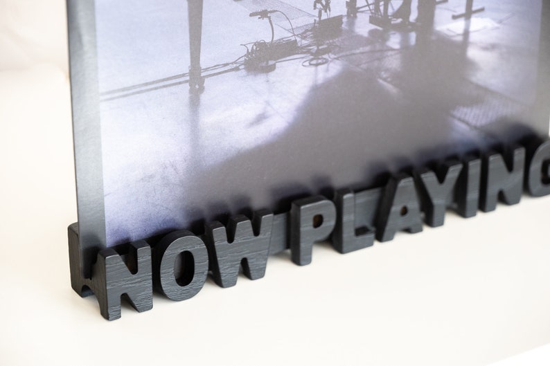 Plates vāka  displejs "NOW PLAYING"