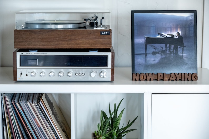 Plates vāka  displejs "NOW PLAYING"