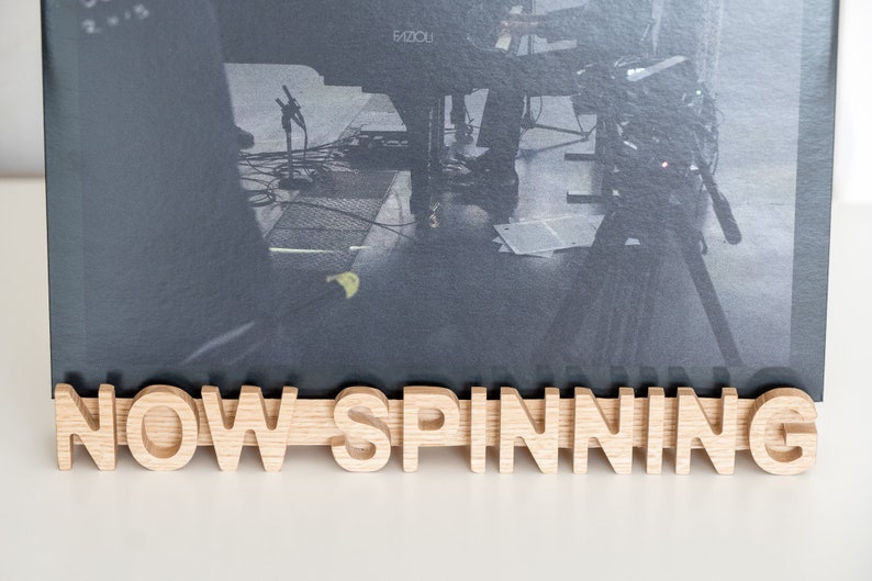 Plates vāka displejs "NOW SPINNING"