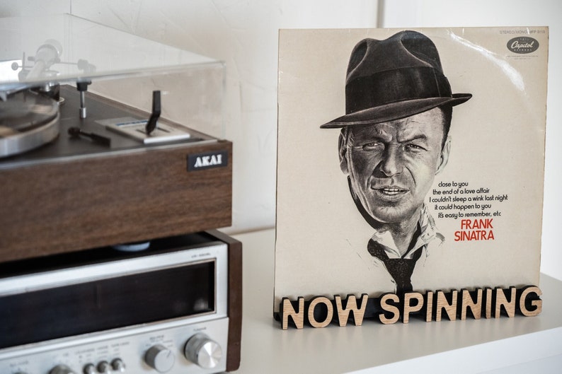Plates vāka displejs "NOW SPINNING"