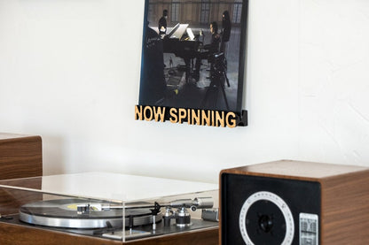Plates vāka displejs "NOW SPINNING"