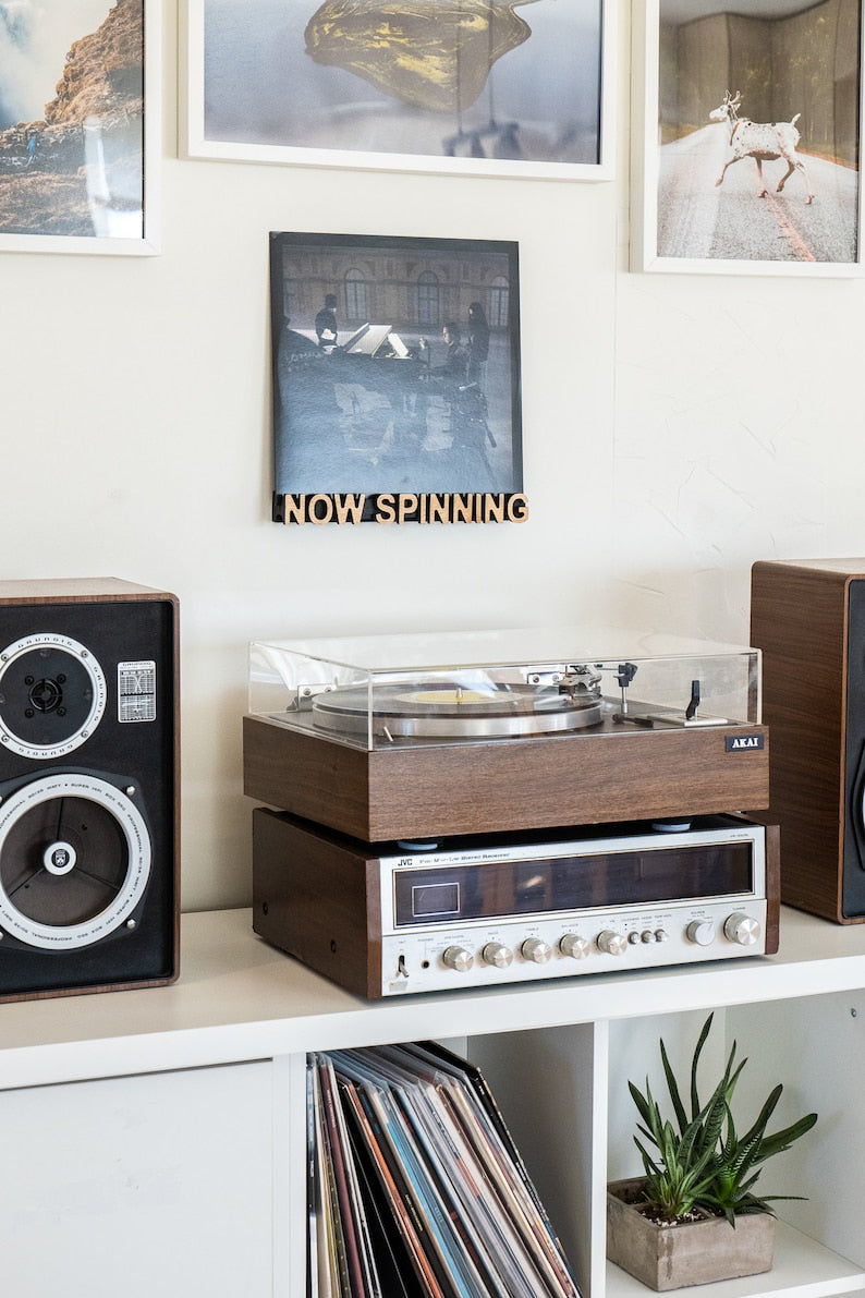 Plates vāka displejs "NOW SPINNING"