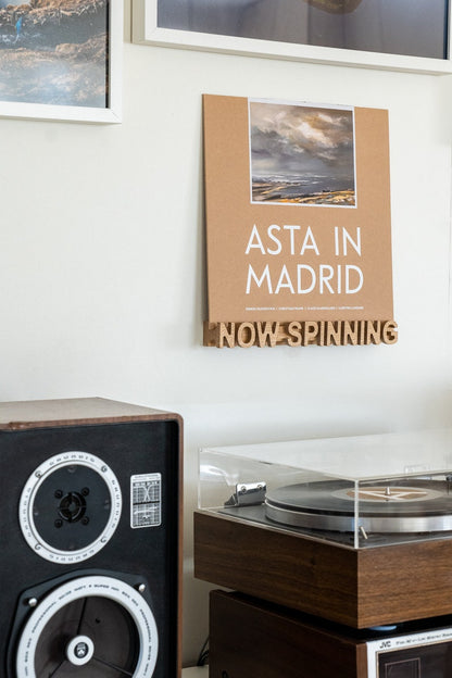 Plates vāka displejs "NOW SPINNING"