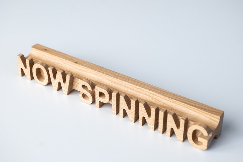 Plates vāka displejs "NOW SPINNING"