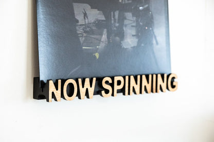 Plates vāka displejs "NOW SPINNING"
