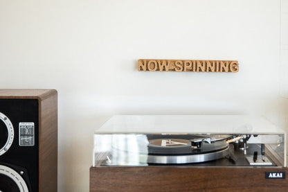 Plates vāka displejs "NOW SPINNING"
