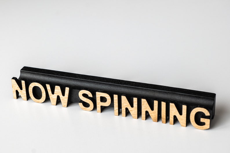 Plates vāka displejs "NOW SPINNING"